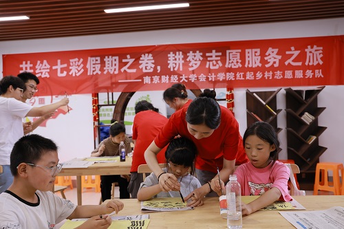 南財學子走進農(nóng)家書屋：紫色藝術陶冶情操，書法漆扇傳承文化
