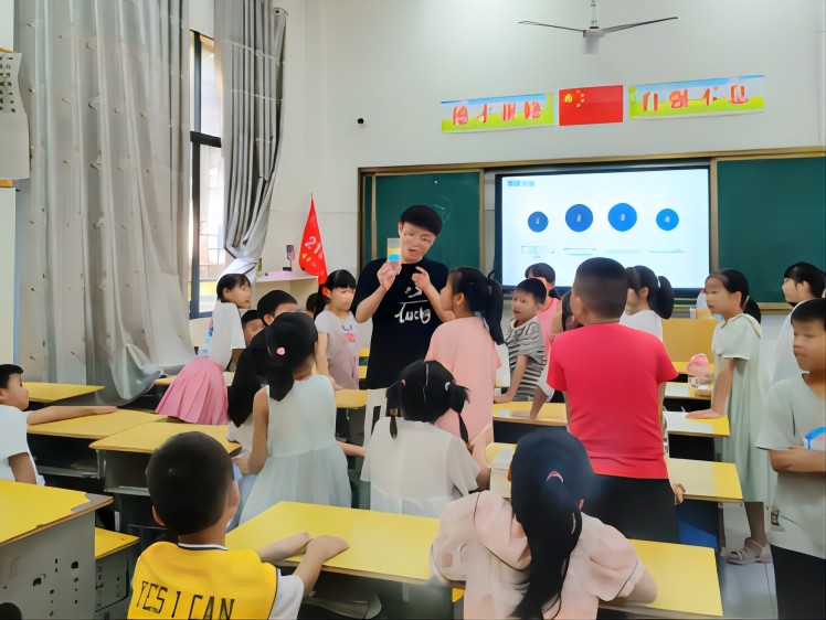【青春建功，實(shí)踐鑄魂】童心相伴同行，共鑄七彩假期——中