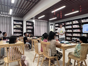南財學子走進農(nóng)家書屋：藍色科技漲知識，作業(yè)輔導助成長