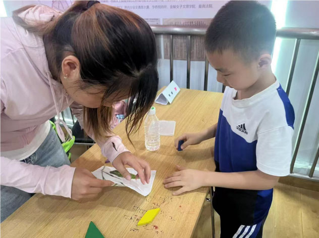 “藝賦中醫(yī)”團(tuán)隊(duì)響應(yīng)“愛心暑托班”號(hào)召，向社區(qū)孩童介紹中醫(yī)藥拓染技藝
