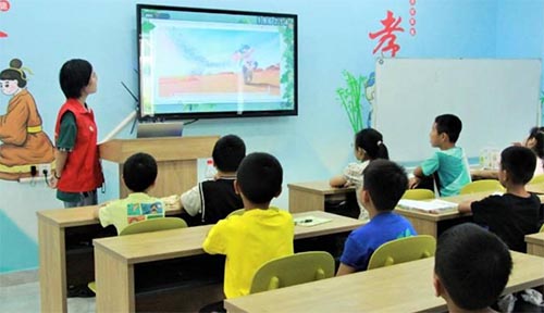 人文學(xué)院青年志愿團(tuán)開(kāi)展“感恩”與“科學(xué)”主題公益課