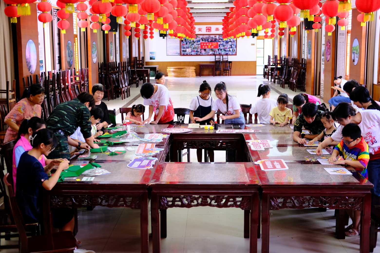 經(jīng)貿(mào)青年三下鄉(xiāng)：“紅星向黨，童彩飄揚(yáng)”理論宣講