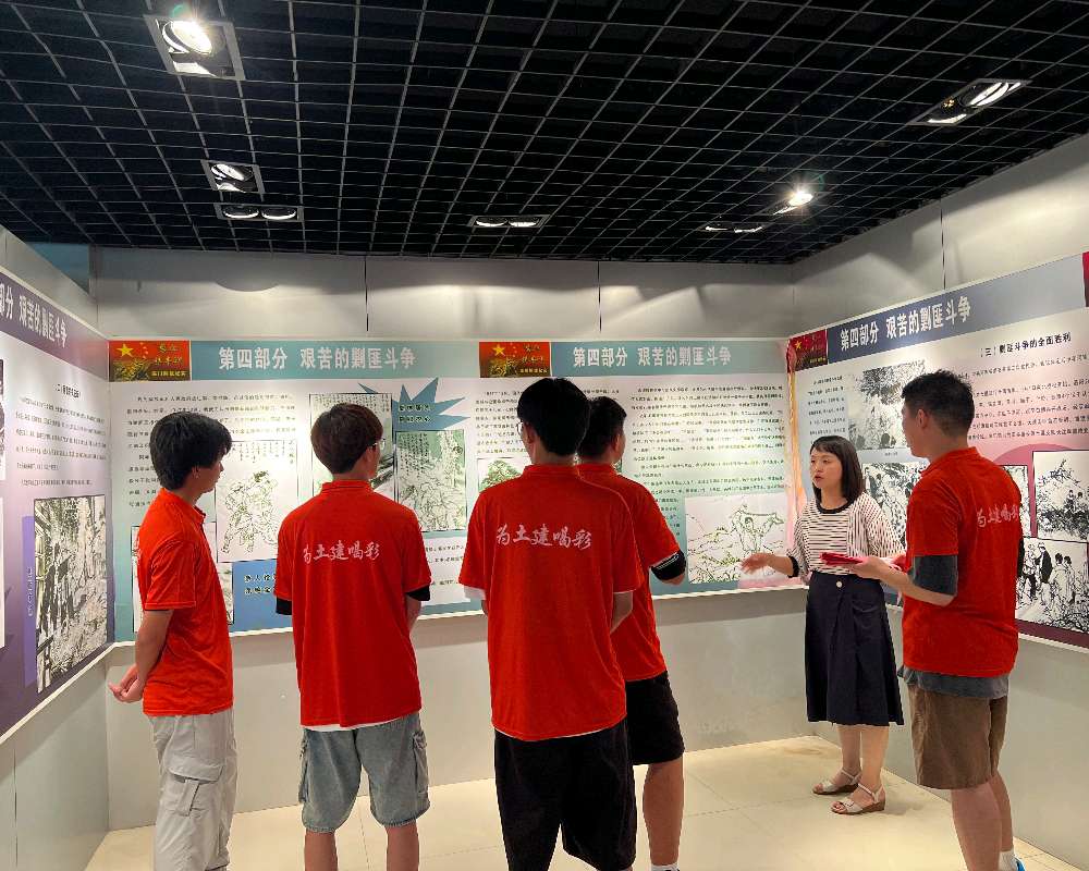 重溫長征路，言出革命情