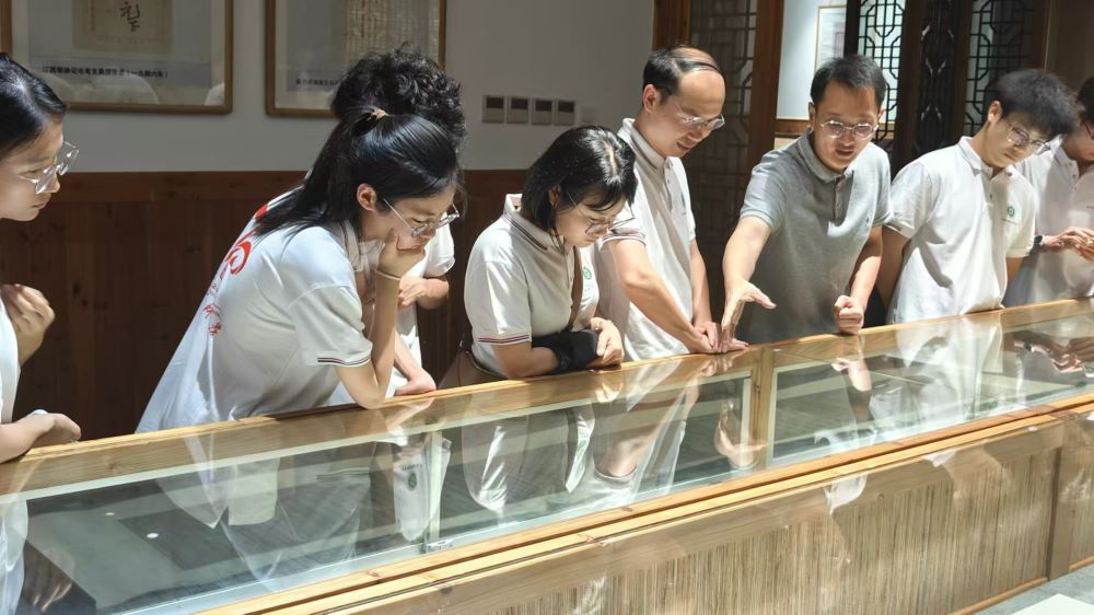 江西科技師范大學(xué)“寶葫蘆”團隊三下鄉(xiāng)：訪華夏筆都 品非遺文化