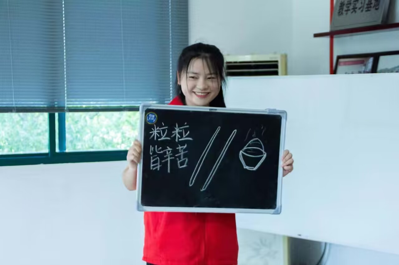 提畫(huà)筆描繪自然肖像 書(shū)卷宗領(lǐng)悟廉潔鄉(xiāng)風(fēng)