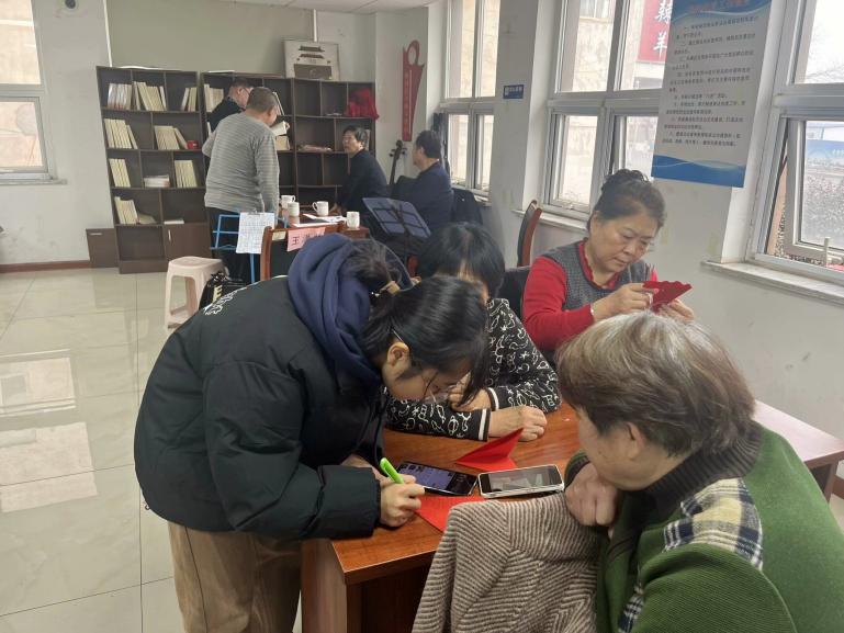 手把手教學深入社區(qū)，心連心剪紙再頌新風