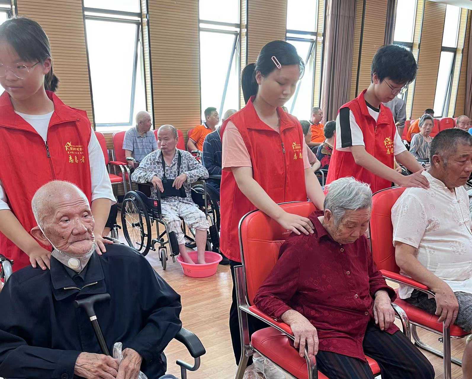領(lǐng)航溫暖，傳遞愛心聚焦志愿關(guān)愛服務(wù)