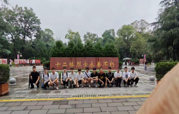 “西南石油大學理學院緬懷烈士社會實踐隊赴十二號烈士墓緬懷烈士”