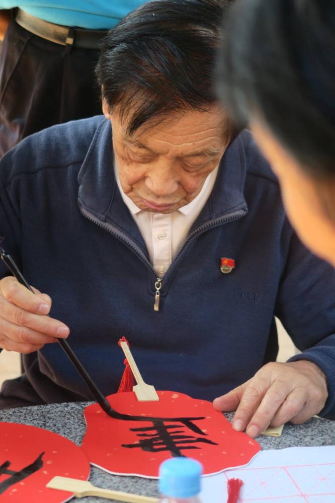 暖心服務(wù)，敬老花開 ——記文學(xué)院21級(jí)漢語言文學(xué)(教師教