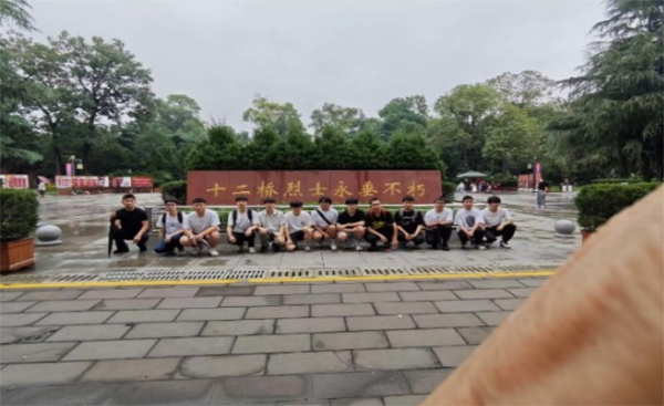 理學(xué)院緬懷烈士社會(huì)實(shí)踐隊(duì)于十二橋烈士墓：瞻仰烈士陵園 緬懷革命先烈