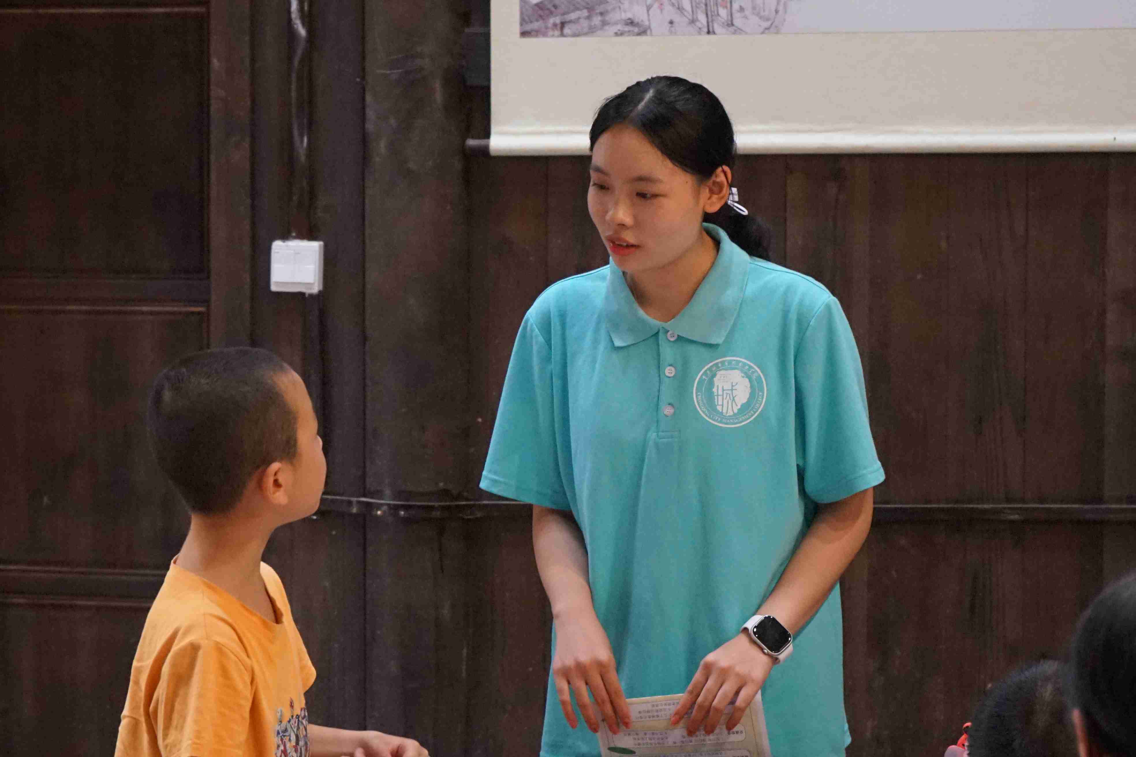 重城管院生命“童”行公益服務(wù)隊三下鄉(xiāng)開展 “大手牽小手，共筑安全夢”安全知識問