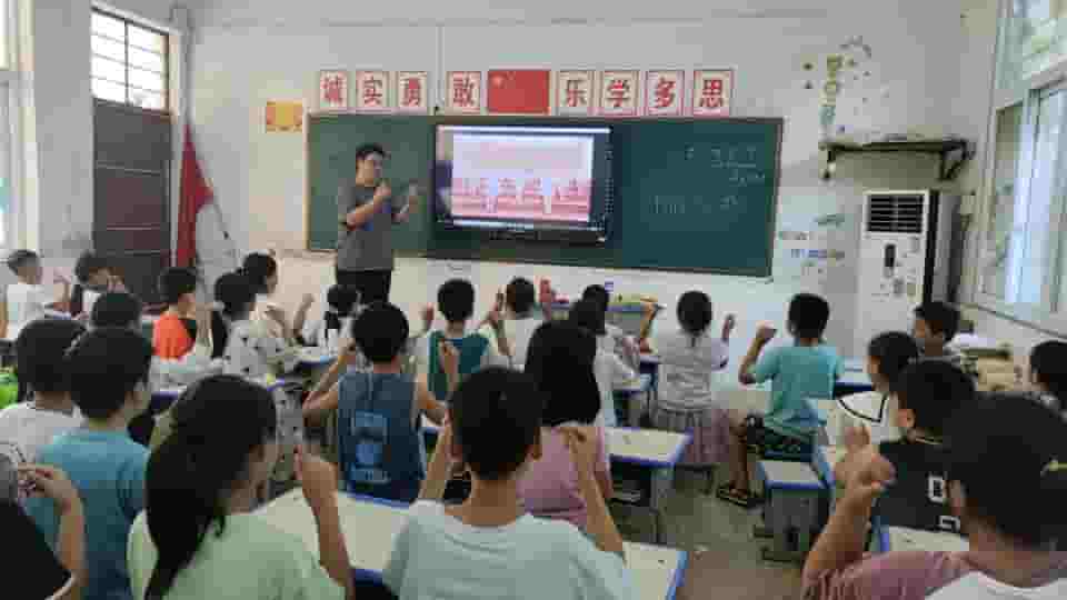 江蘇科技大學(xué)學(xué)生指導(dǎo)河南省葉縣東方寄宿學(xué)校學(xué)生學(xué)習(xí)手勢(shì)舞，傳遞正能量