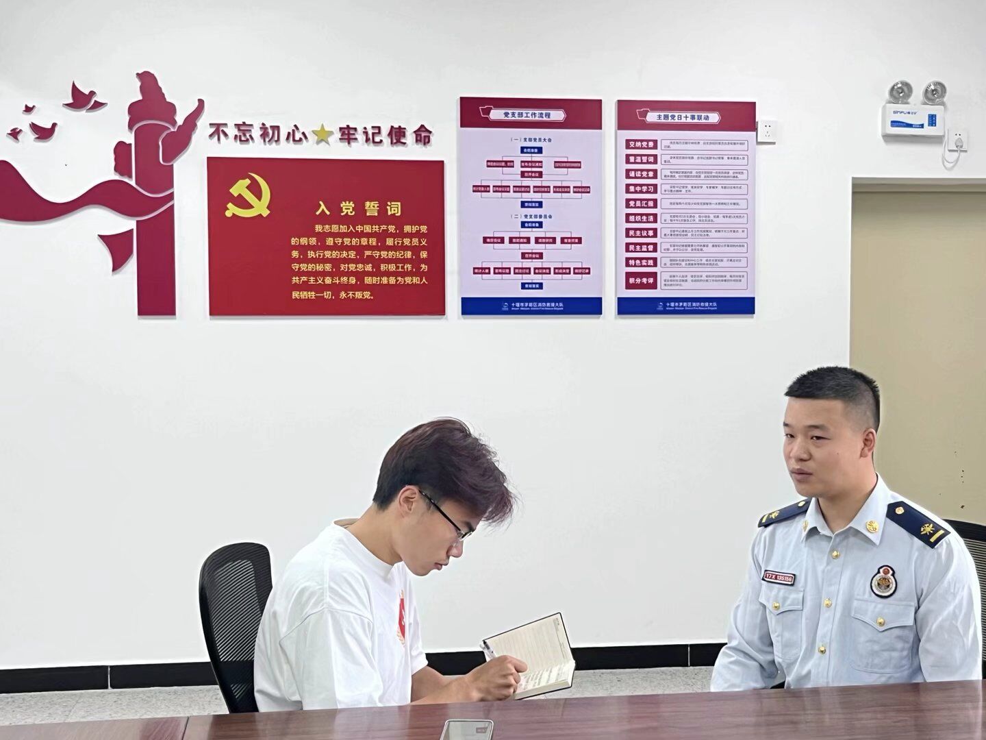 湖醫(yī)學(xué)子三下鄉(xiāng)：參訪消防火焰藍，共建校園防火墻