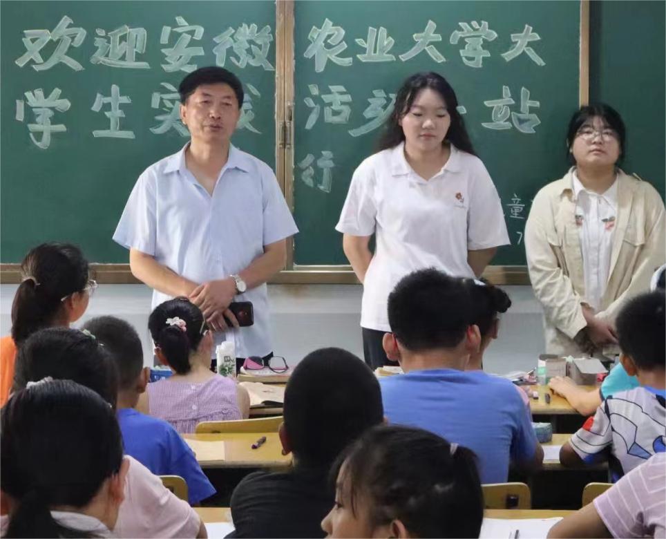 安徽學(xué)子三下鄉(xiāng)-小手牽思念，清風(fēng)拂童心