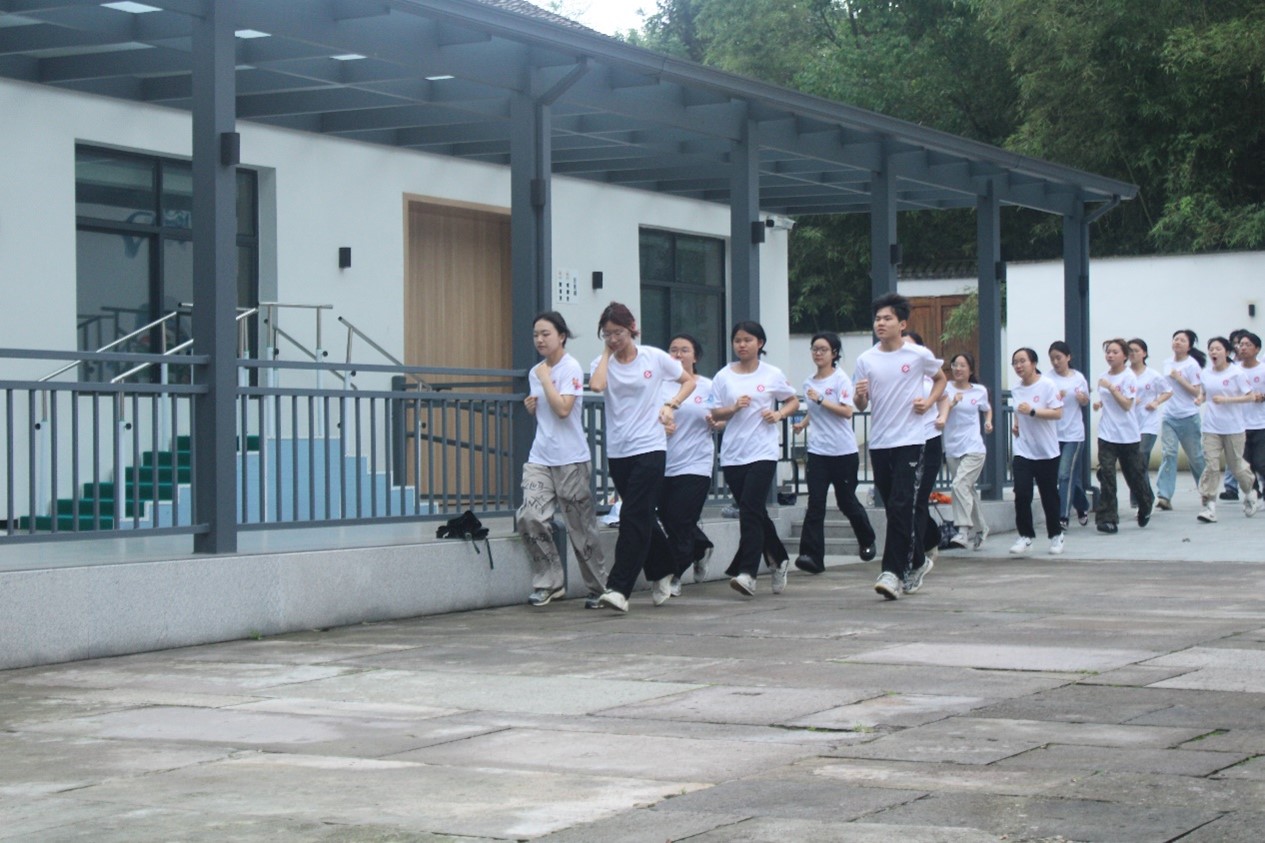 金院學(xué)子織廠行，校地共織反邪網(wǎng) ——浙金院暑期實(shí)踐團(tuán)