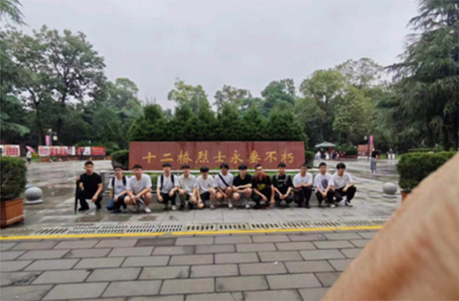 暑期熱血青春，守護(hù)烈士英魂——十二橋烈士墓志愿服務(wù)活動(dòng)