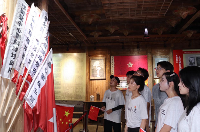 景德鎮(zhèn)陶瓷大學(xué)“瓷心·鄉(xiāng)跡”暑期社會實踐隊赴前程村開展暑期社會實踐——瓷片在