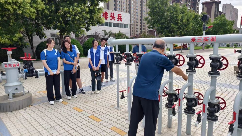 石油工業(yè)的綠色低碳轉(zhuǎn)型——中國石油大學(xué)（華東）“感碳石光”實踐隊