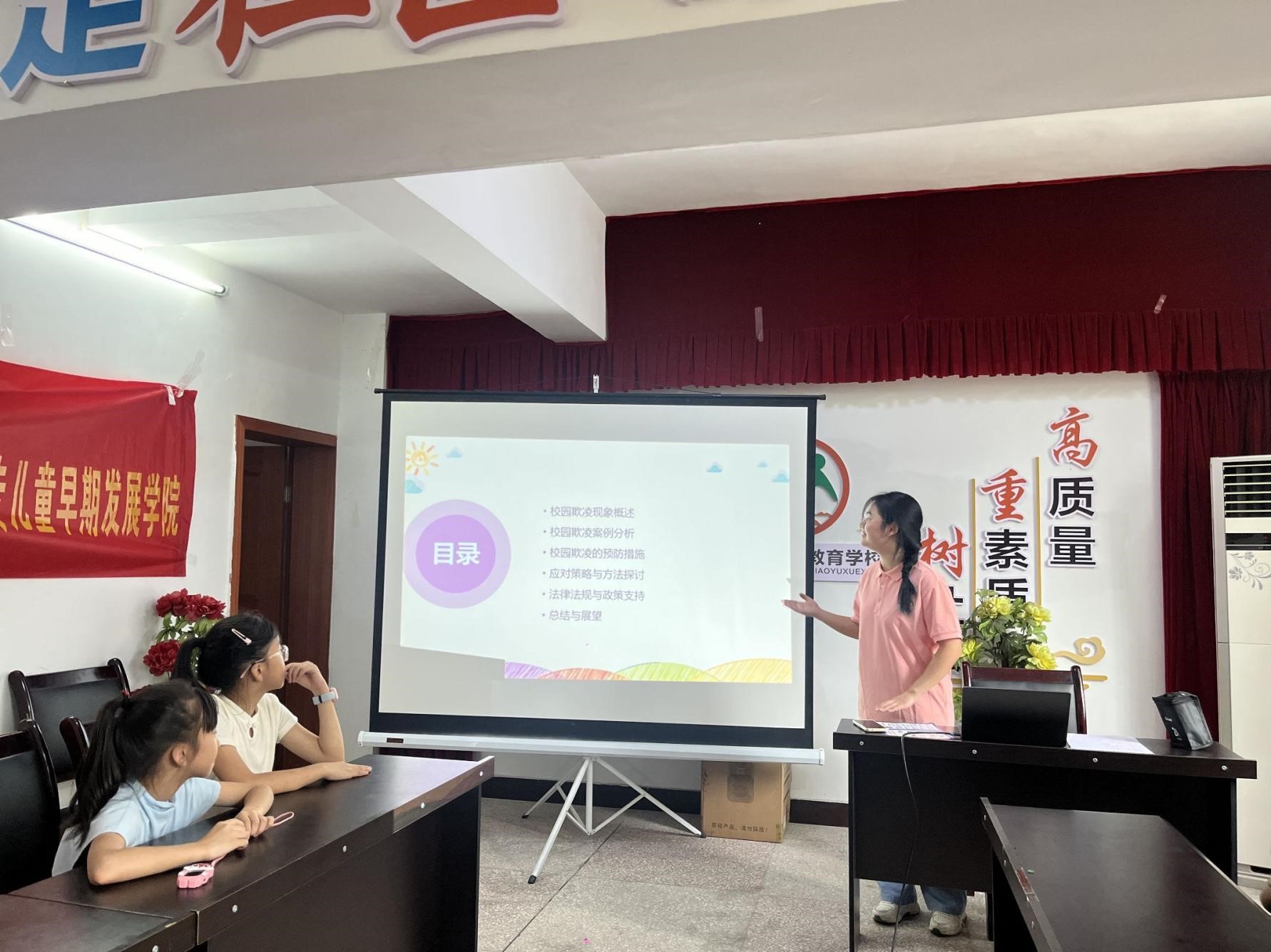 共建七彩家園：“四葉草”習(xí)近平新時代中國特色社會主義思想宣講團開展“法進社區(qū)，德