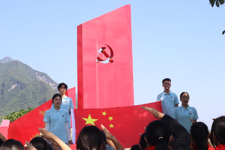 重外院學(xué)子三下鄉(xiāng)：中藥產(chǎn)業(yè)開出致富良方，數(shù)字經(jīng)濟(jì)助力鄉(xiāng)
