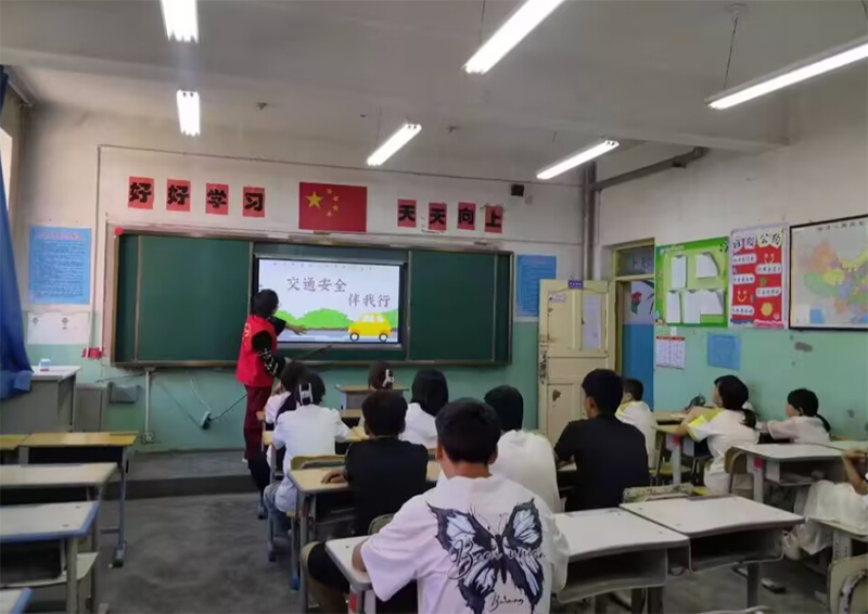 校園活動(dòng)雙豐收,交通安全與古詩(shī)鑒賞共筑文化基石
